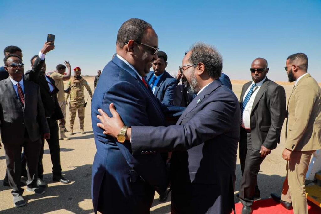 Deni iyo Madaxweyne Xasan She ekh.jpg